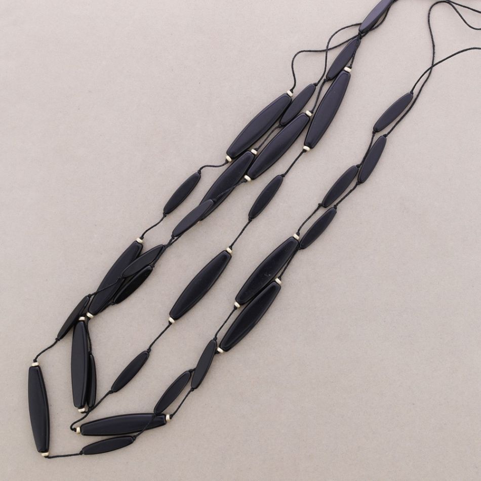LONG NECKLACE WITH OVAL RESIN BEADS
