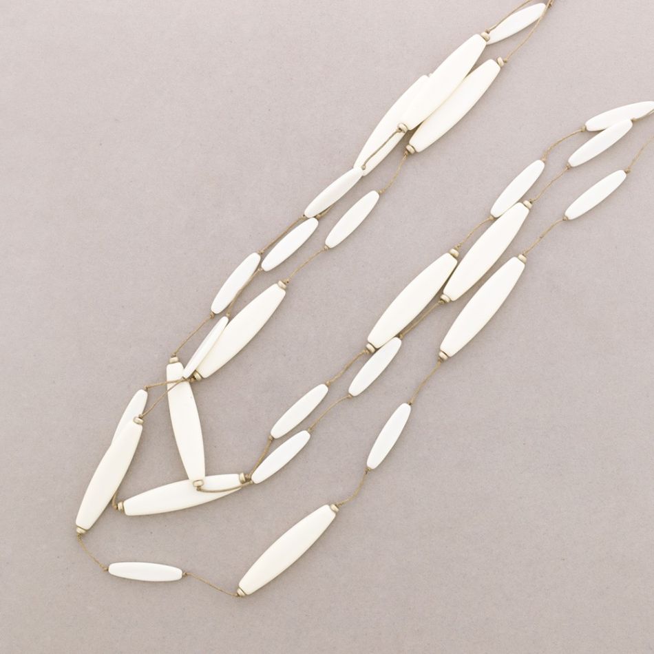 LONG NECKLACE WITH OVAL RESIN BEADS