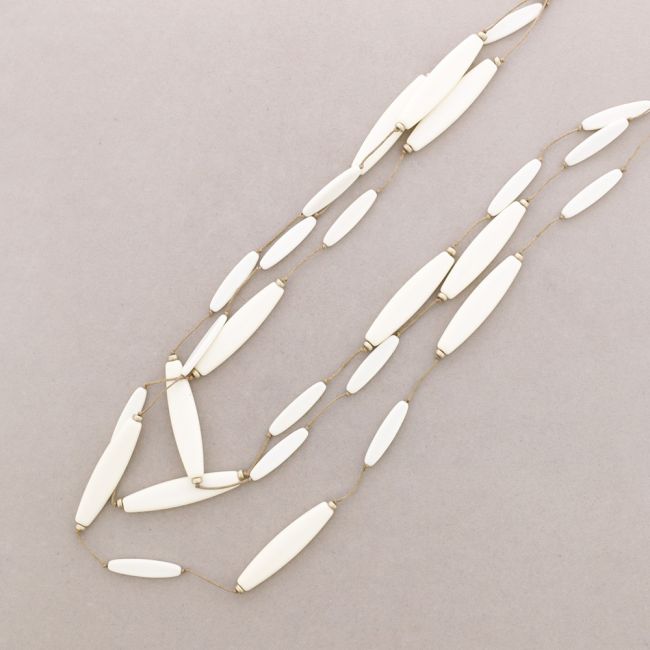 LONG NECKLACE WITH OVAL RESIN BEADS