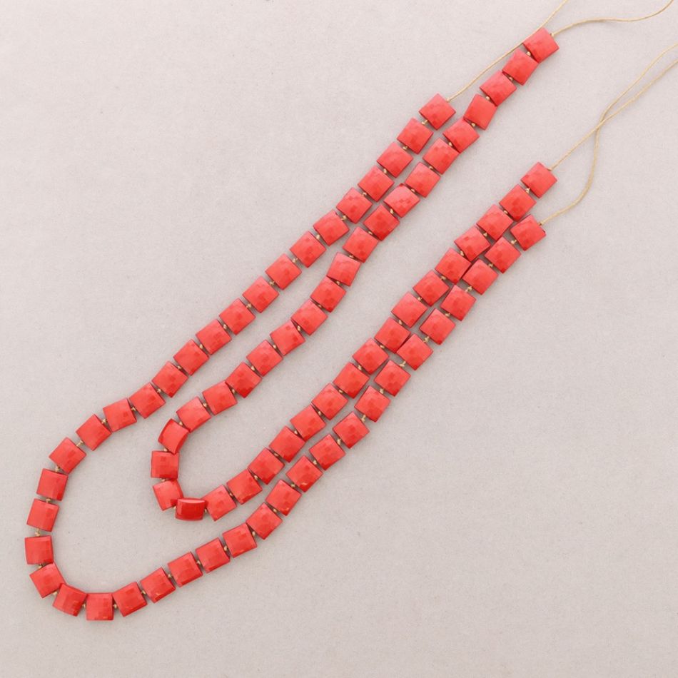 LONG NECKLACE WITH SQUARE RESIN BEADS