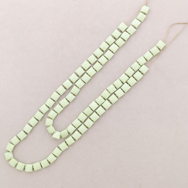 COLLAR LARGO CUENTAS CUADRADAS RESINA
