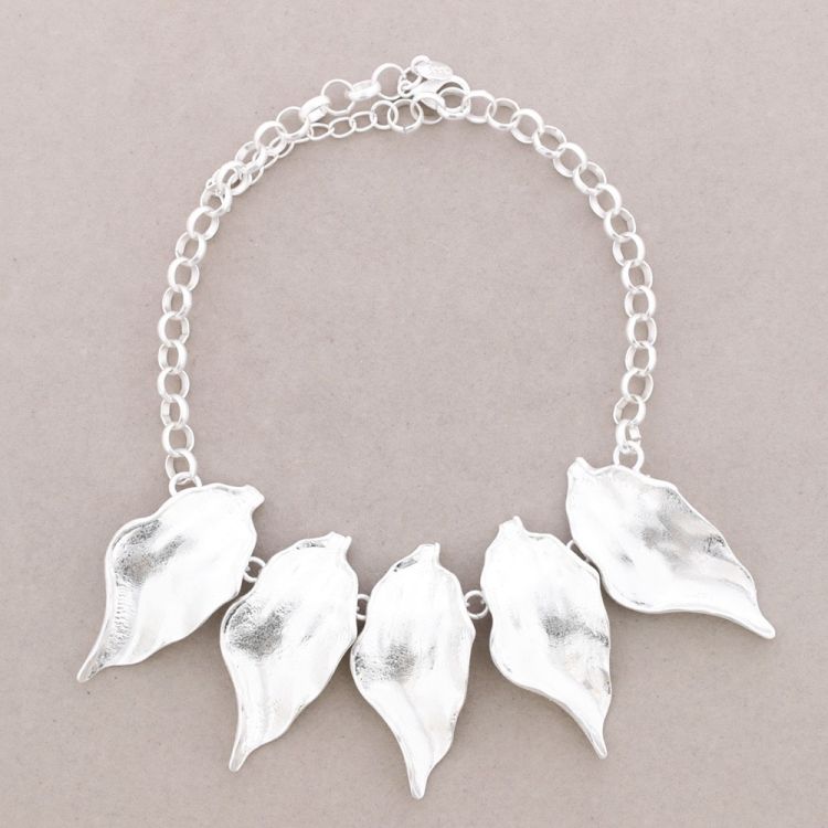 METAL LEAF PENDANT CHOKER