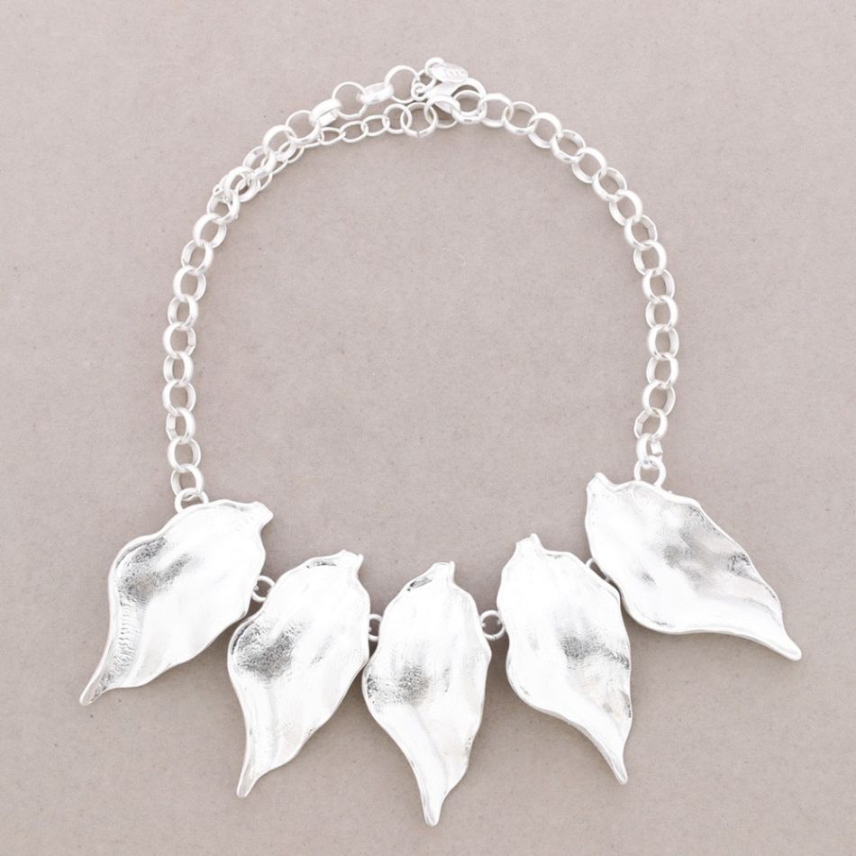 METAL LEAF PENDANT CHOKER