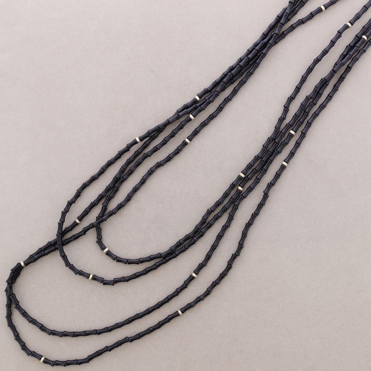 COLLAR LARGO 4 FILAS CUENTAS RESINA
