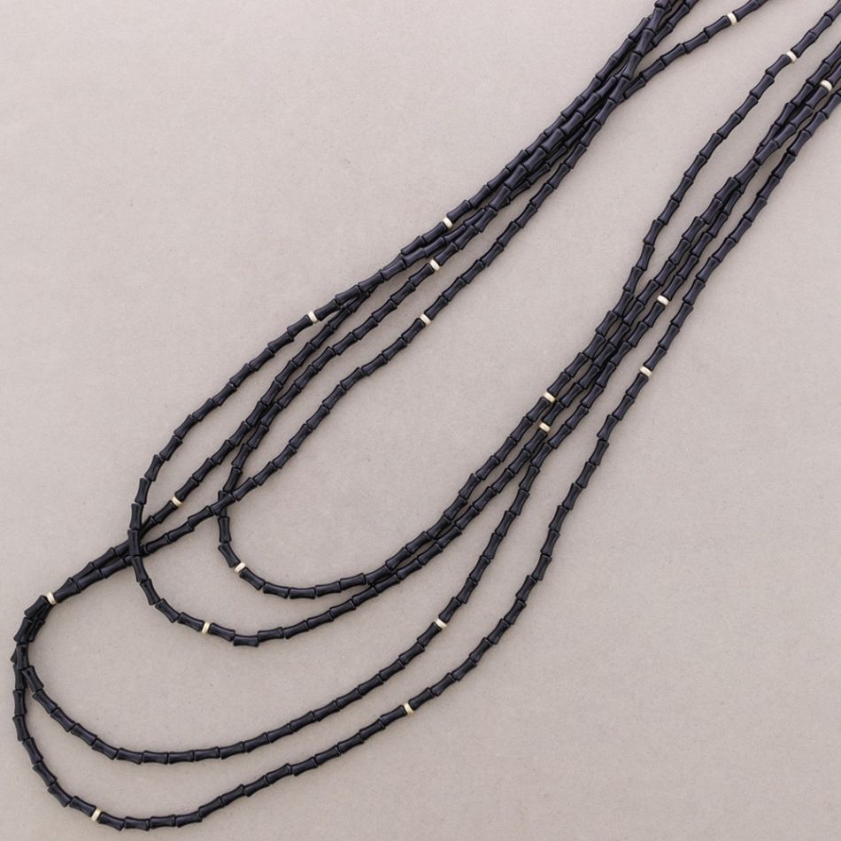 COLLAR LARGO 4 FILAS CUENTAS RESINA