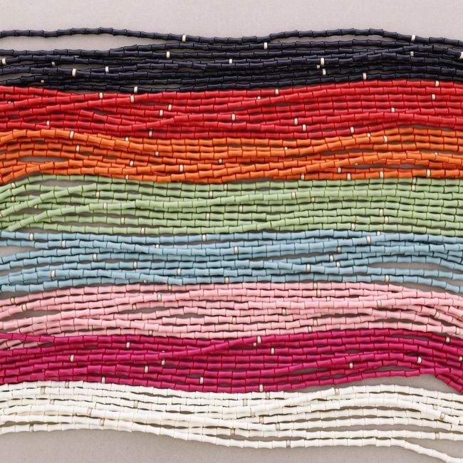 COLLAR LARGO 4 FILAS CUENTAS RESINA