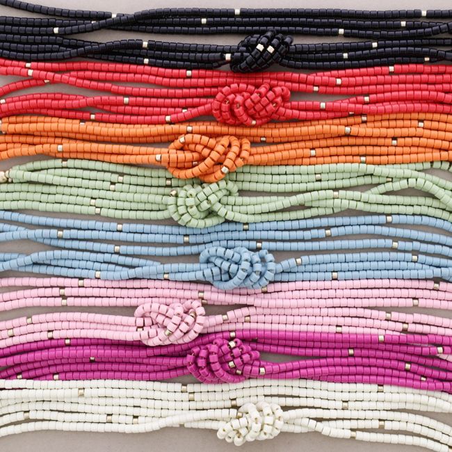 LONG NECKLACE WITH RESIN BEADS KNOT