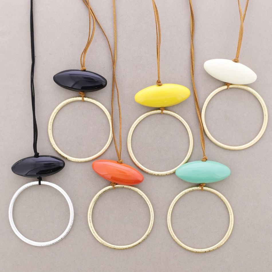 COLLAR LARGO COLGANTE METAL RESINA
