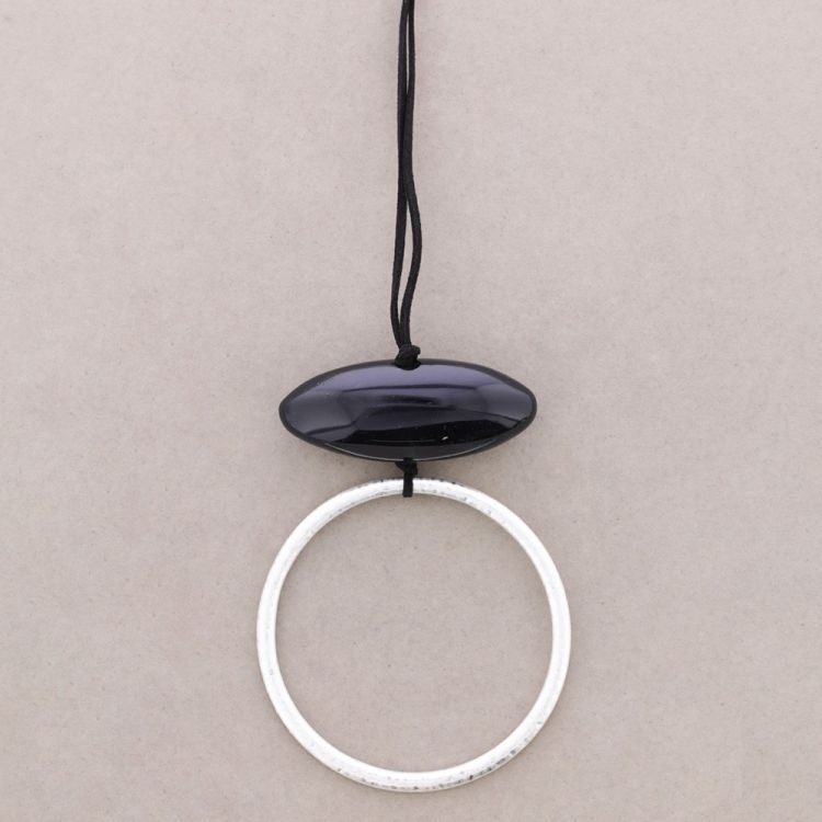 COLLAR LARGO COLGANTE METAL RESINA