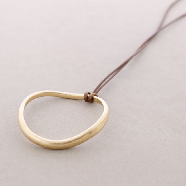 LONG NECKLACE WITH METAL RING PENDANT