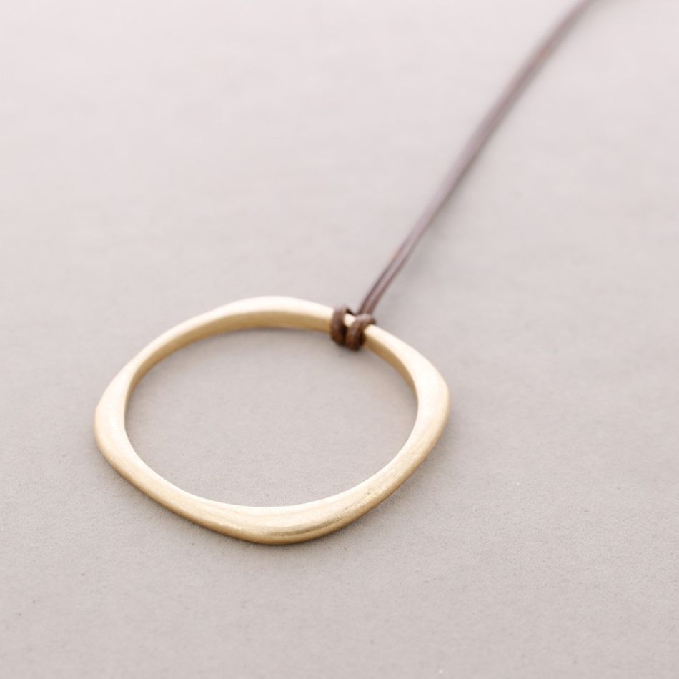 LONG NECKLACE WITH METAL RING PENDANT