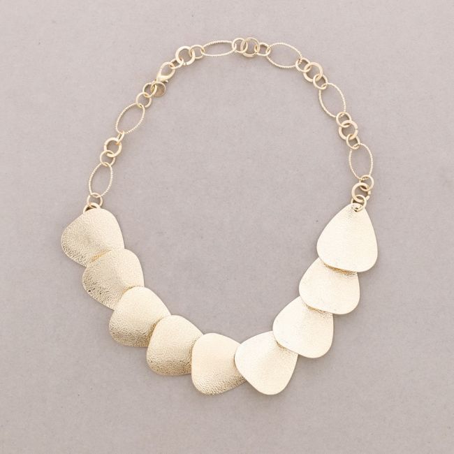 METAL TRIANGLE NECKLACE