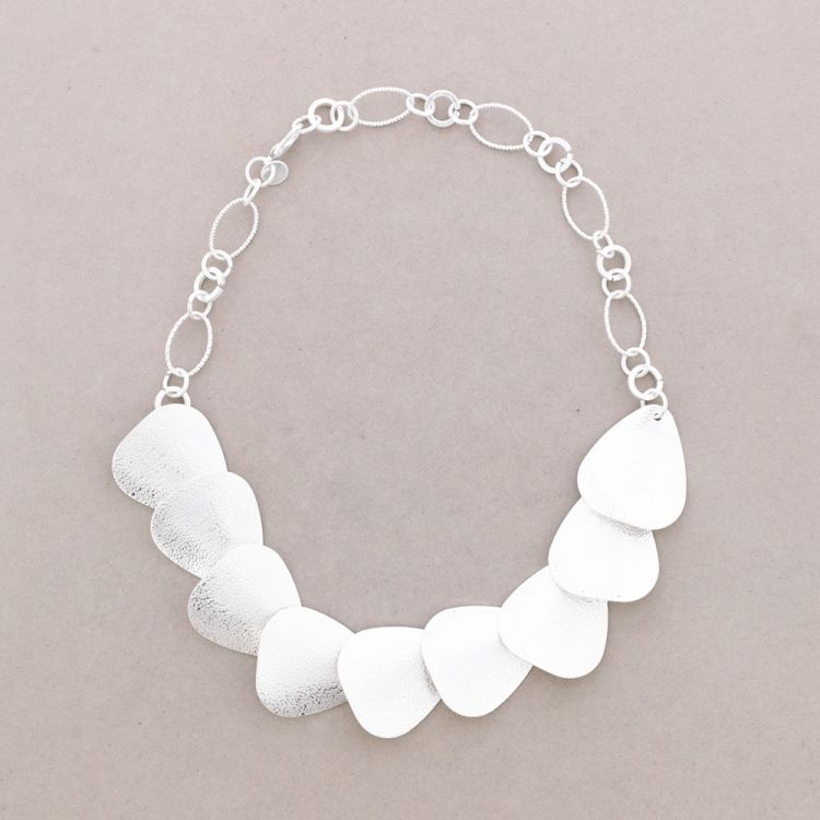 METAL TRIANGLE NECKLACE