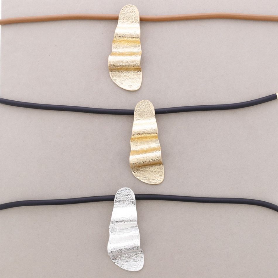GARGANTILLA CORDÓN GOMA COLGANTE METAL IRREGULAR