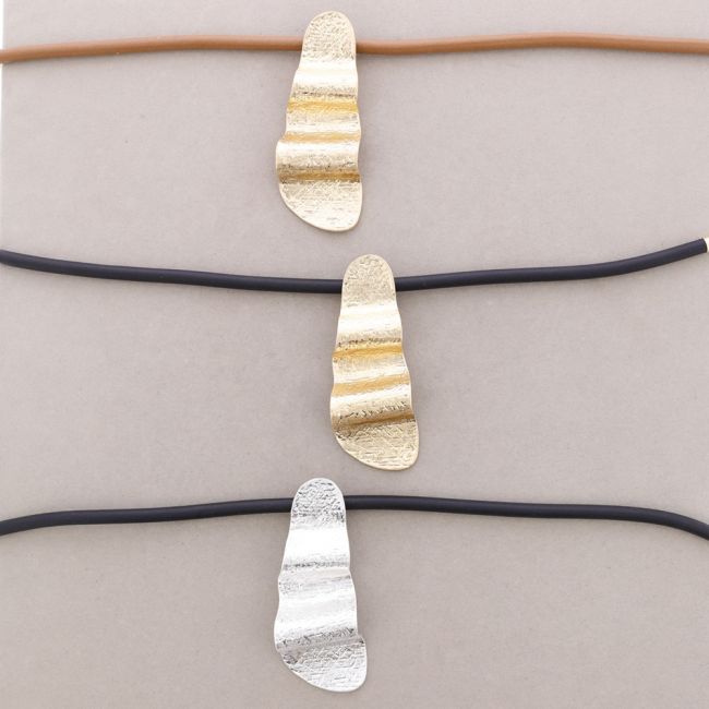 GARGANTILLA CORDÓN GOMA COLGANTE METAL IRREGULAR