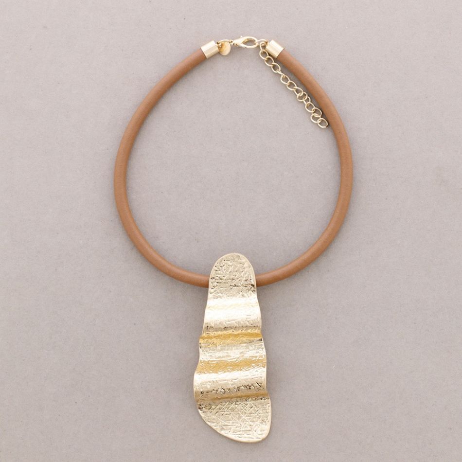 GARGANTILLA CORDÓN GOMA COLGANTE METAL IRREGULAR