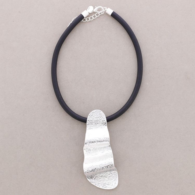 RUBBER CORD CHOKER IRREGULAR METAL PENDANT