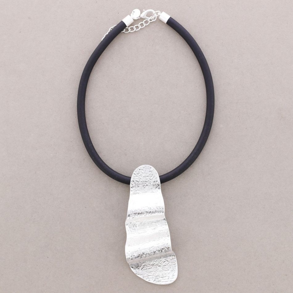 GARGANTILLA CORDÓN GOMA COLGANTE METAL IRREGULAR