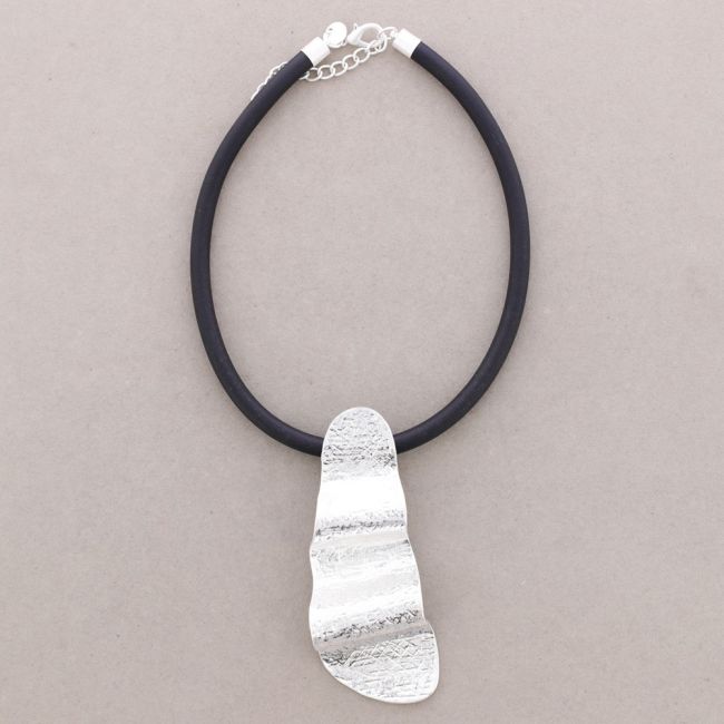 GARGANTILLA CORDÓN GOMA COLGANTE METAL IRREGULAR