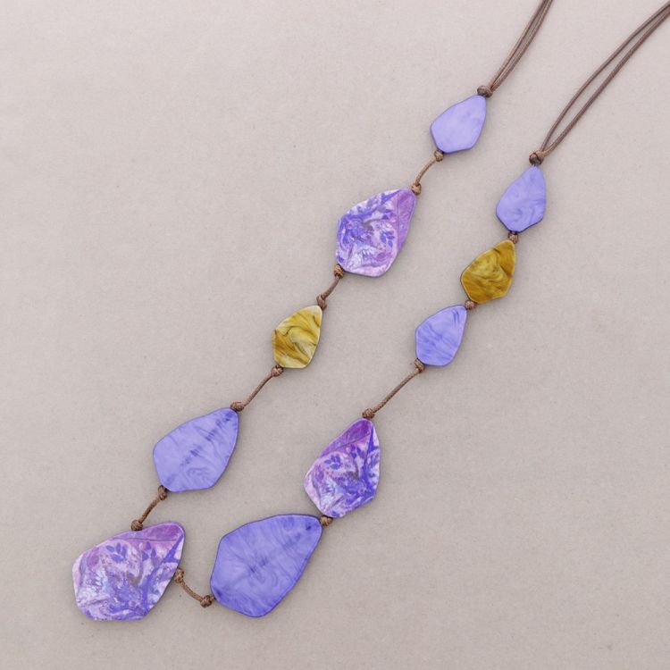 LONG NECKLACE WITH RESIN BEADS DRAWING