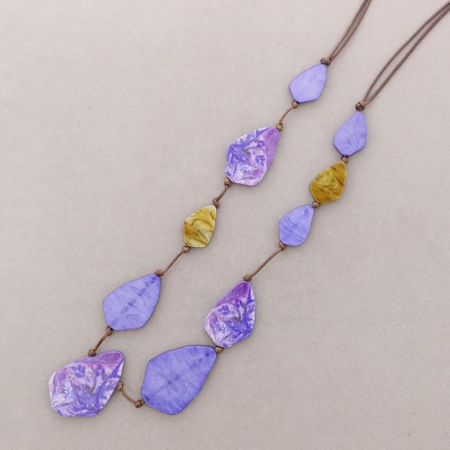 LONG NECKLACE WITH RESIN BEADS DRAWING