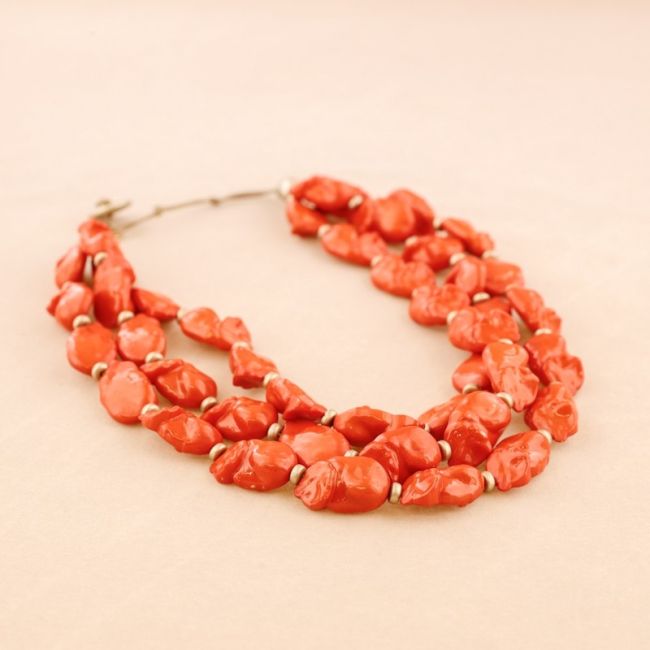 THREE STRIPS SHORT NECKLACE WITH RESIN BEADS
