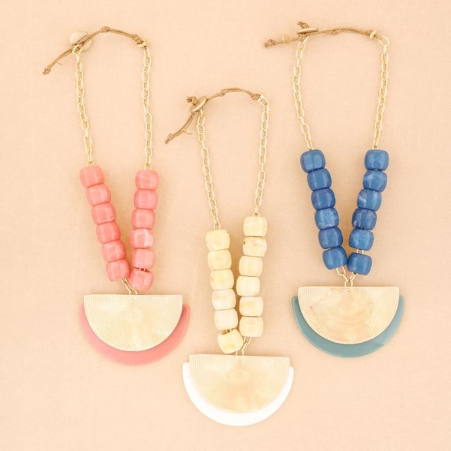 RESIN DOUBLE HALF MEDALLION SHORT NECKLACE