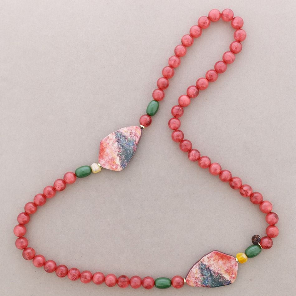LONG NECKLACE WITH RESIN BEADS DRAWING