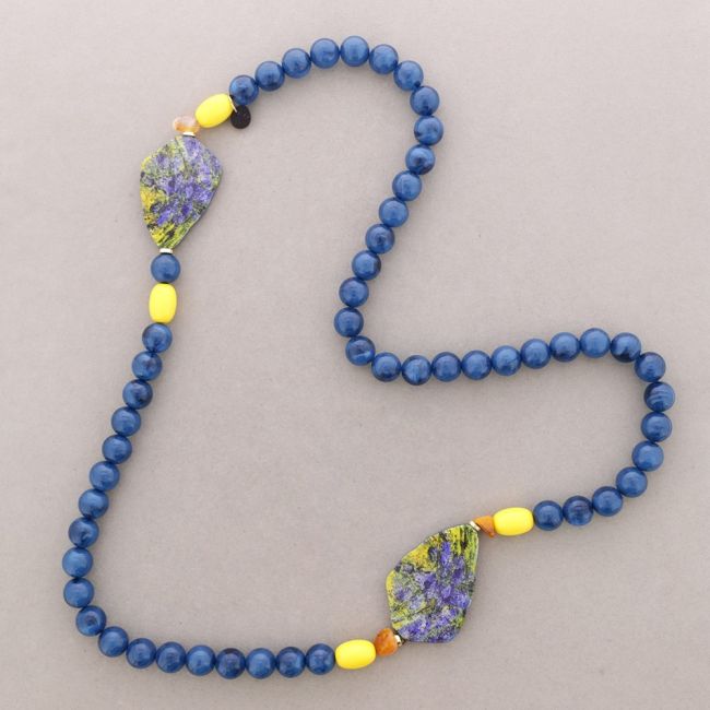 LONG NECKLACE WITH RESIN BEADS DRAWING