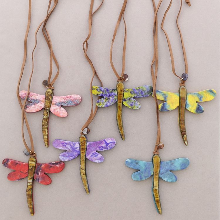 COLLAR LARGO COLGANTE LIBÉLULA RESINA DIBUJO 2