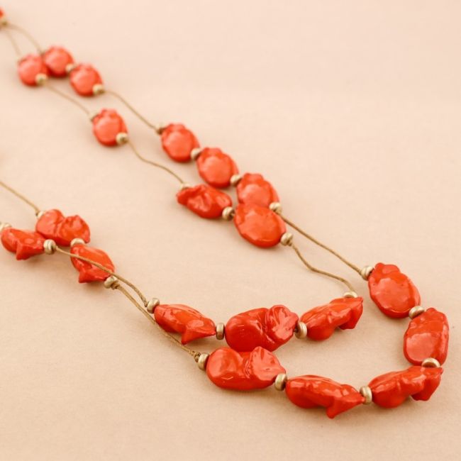LONG NECKLACE WITH RESIN BEADS