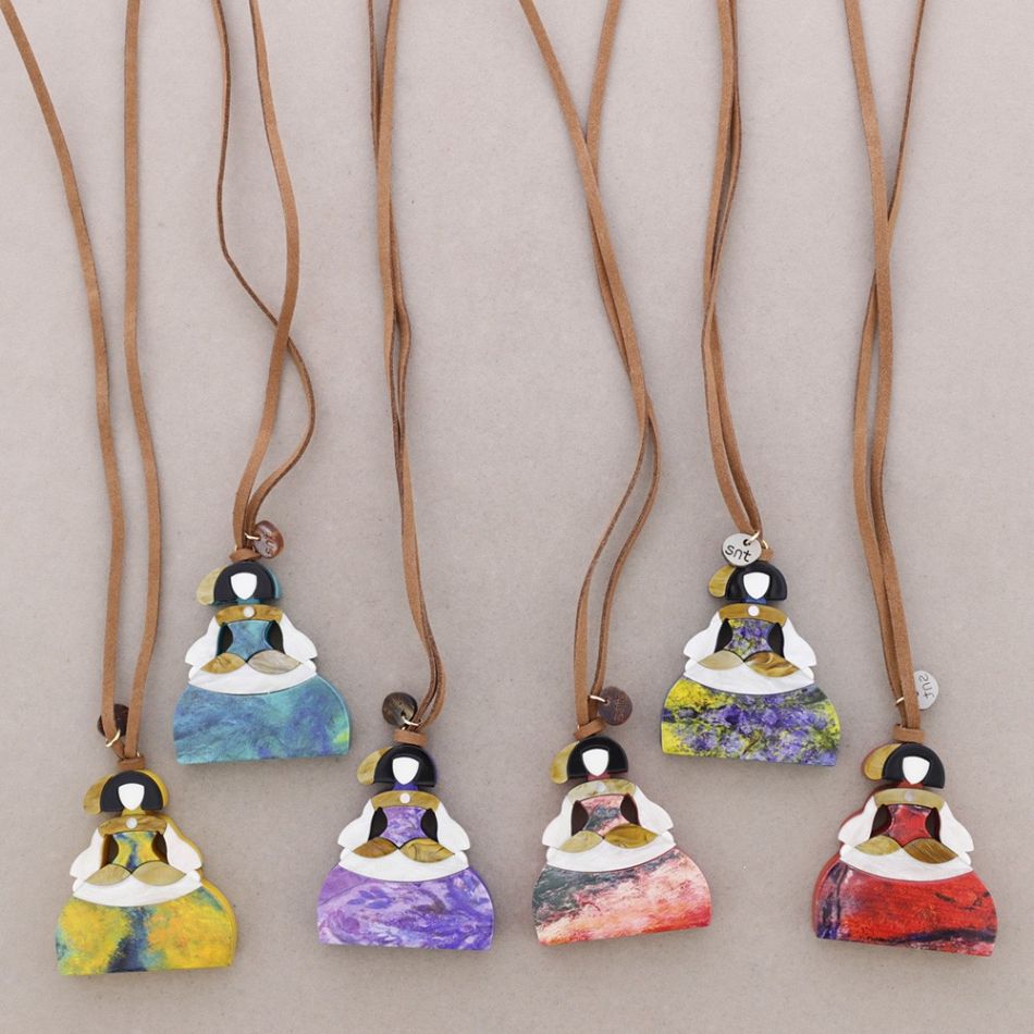 LONG NECKLACE PENDANT MENINA RESIN DRAWING