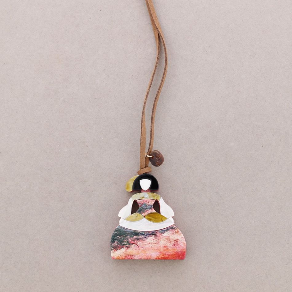 COLLAR LARGO COLGANTE MENINA RESINA DIBUJO