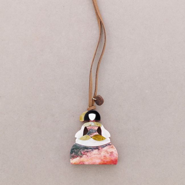 COLLAR LARGO COLGANTE MENINA RESINA DIBUJO