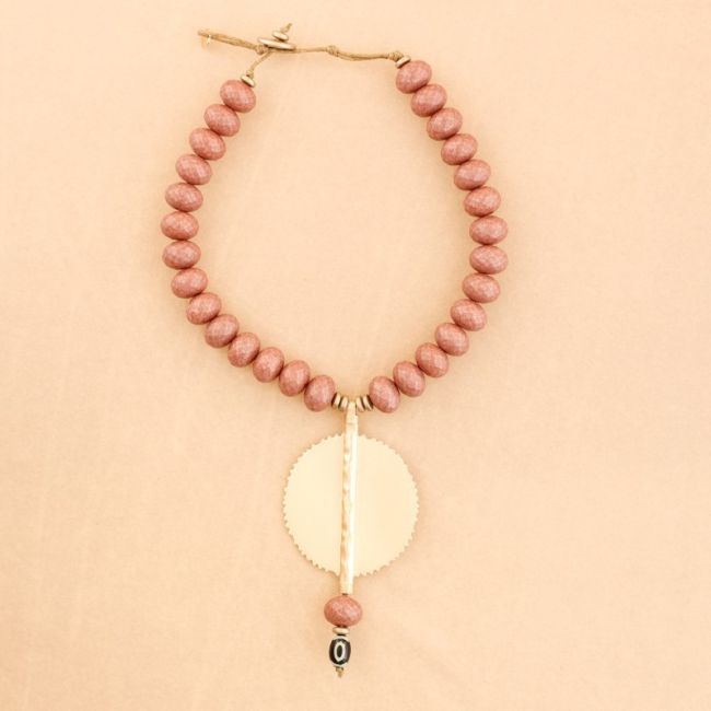 METAL MEDALLION RESIN SHORT NECKLACE