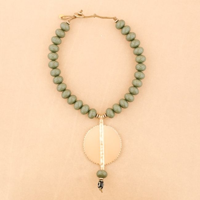 METAL MEDALLION RESIN SHORT NECKLACE