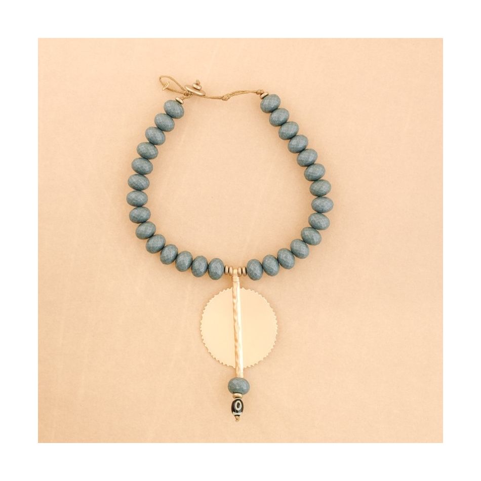 METAL MEDALLION RESIN SHORT NECKLACE
