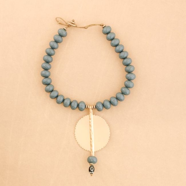METAL MEDALLION RESIN SHORT NECKLACE