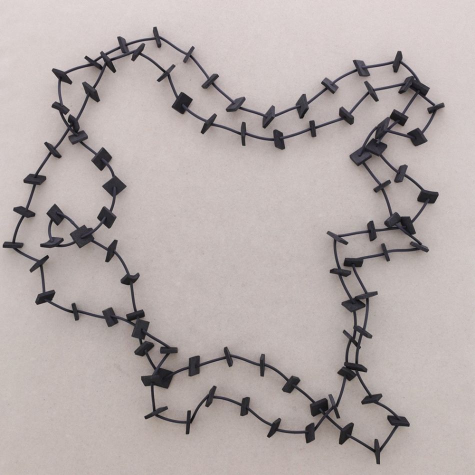LONG NECKLACE WITH DOUBLE RUBBER STRIPS