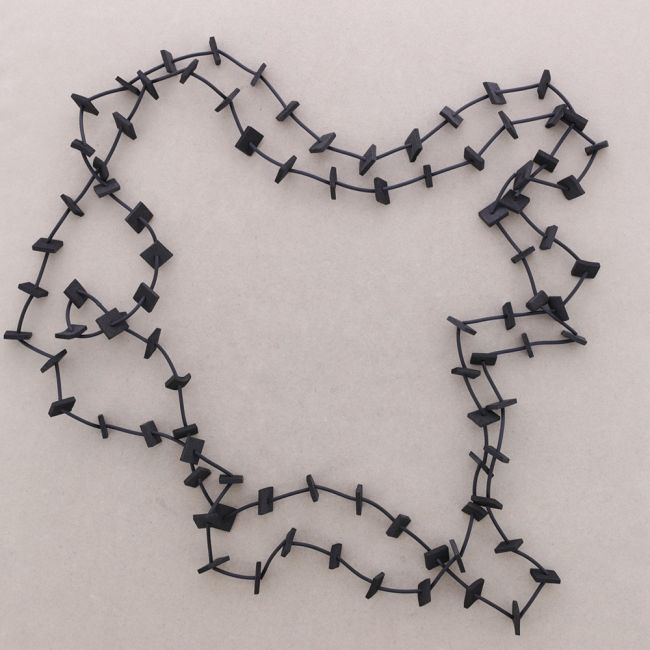 LONG NECKLACE WITH DOUBLE RUBBER STRIPS