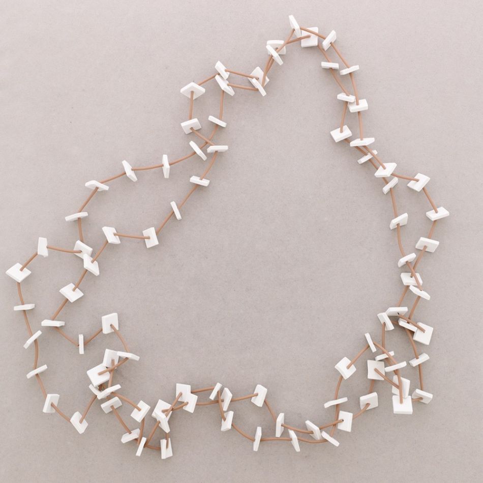 LONG NECKLACE WITH DOUBLE RUBBER STRIPS