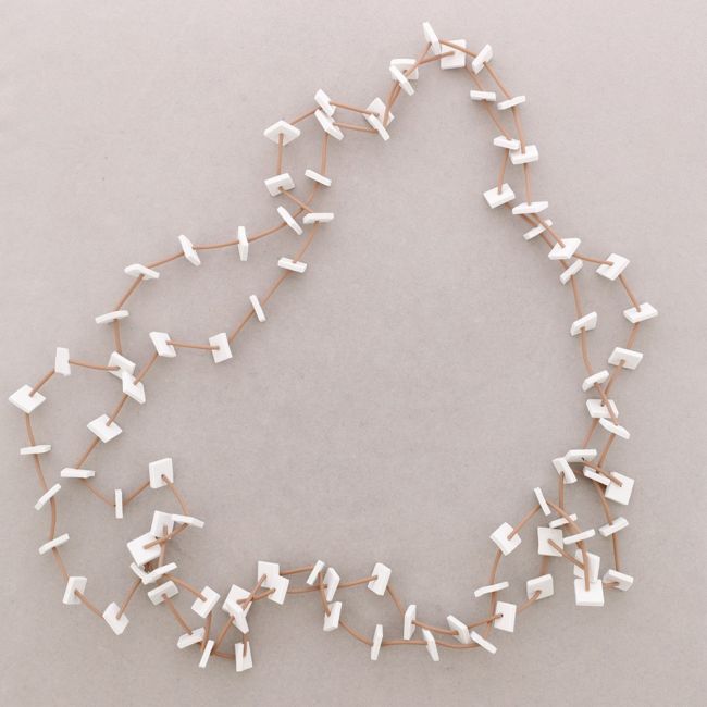 LONG NECKLACE WITH DOUBLE RUBBER STRIPS