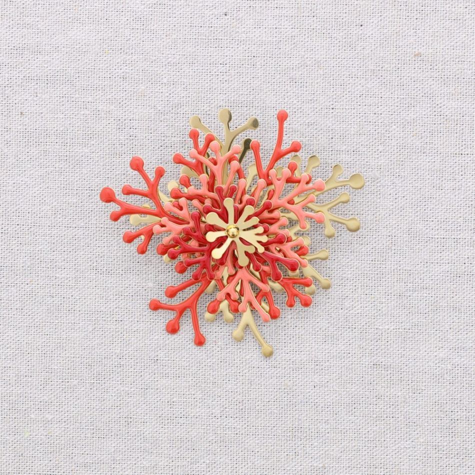 BROCHE ACERO CORAL ESMALTE