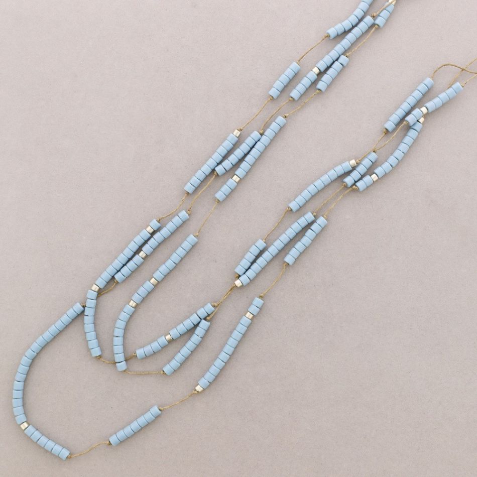 LONG NECKLACE WITH THREE ROWS OF RESIN BEADS