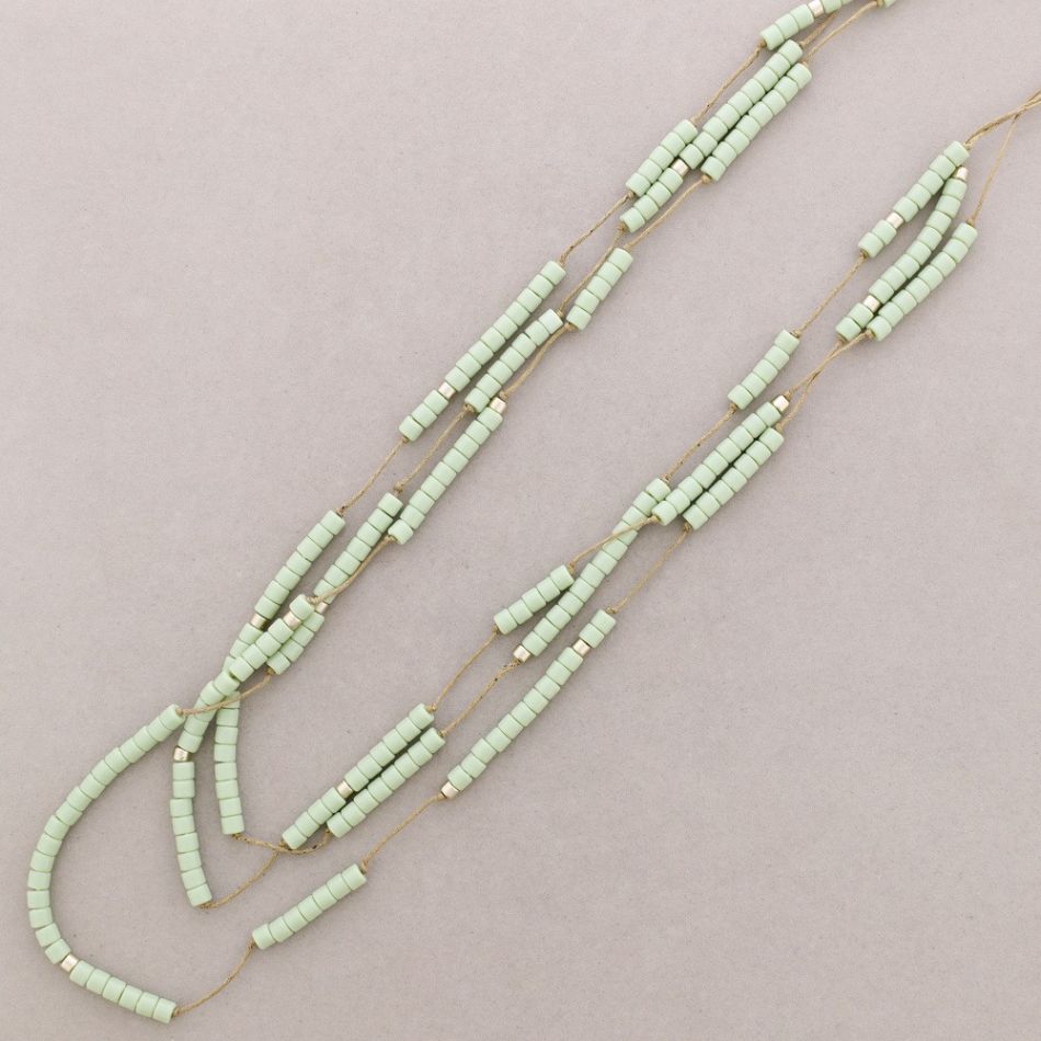 LONG NECKLACE WITH THREE ROWS OF RESIN BEADS