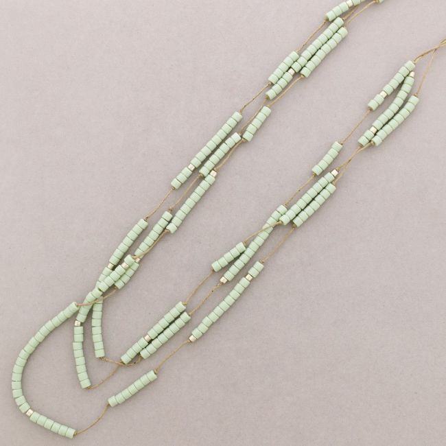 COLLAR LARGO TRES FILAS CUENTAS RESINA