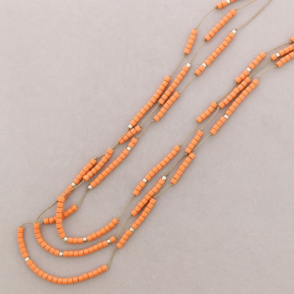 LONG NECKLACE WITH THREE ROWS OF RESIN BEADS