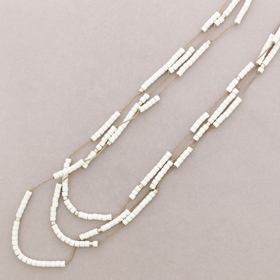 COLLAR LARGO TRES FILAS CUENTAS RESINA