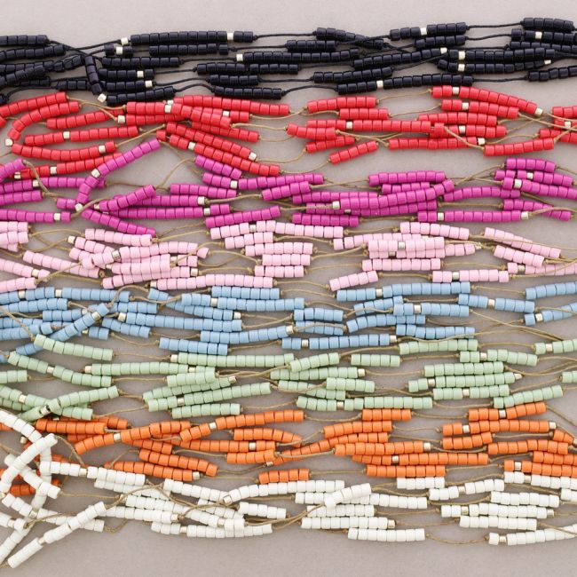 LONG NECKLACE WITH THREE ROWS OF RESIN BEADS