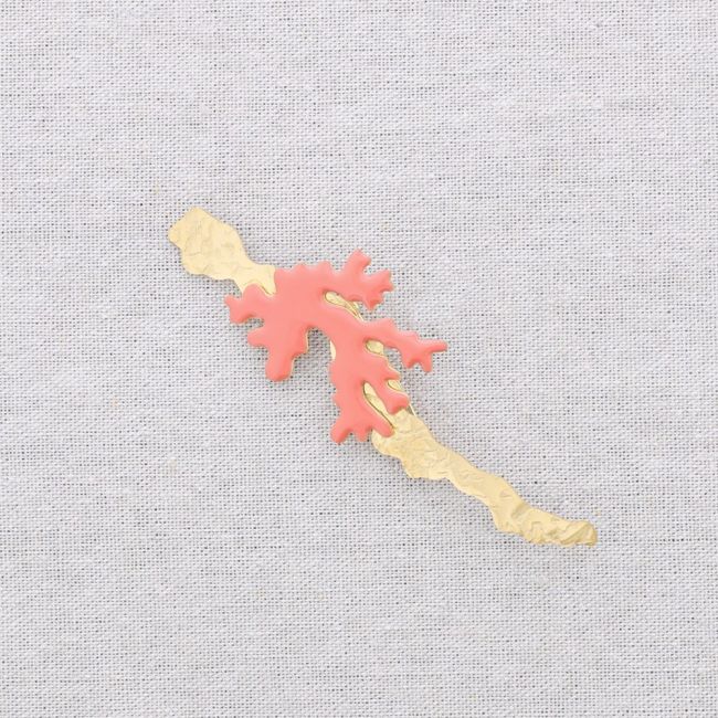 BROCHE ACERO CORAL ESMALTE